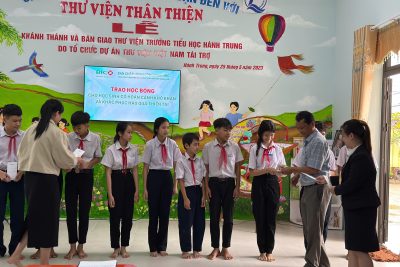 TRAO HỌC BỔNG CHO HỌC SINH CÓ HOÀN CẢNH KHÓ KHĂN VÀ KHẮC PHỤC HẬU QUẢ THIÊN TAI