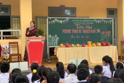 Trường TH Hành Trung tuyên tuyền đến học sinh thông điêp về 1 phút tưởng niệm các nạn nhân tử vong do tai nạn giáo thông, ngày thế giới tưởng niệm nan nhân tử vong do tai nạn giao thông” và tổ chúc phong trao nuôi heo đất của liên đội