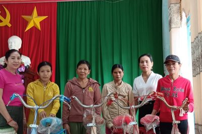 Sáng ngày 23/11/2022, 4 em học sinh hộ nghèo và học sinh có hoàn cảnh khó khăn được nhân 4 chiếc xe đạp từ anh Vinh- Trung tăm Chính trị huyện Nghĩa Hành hỗ trợ