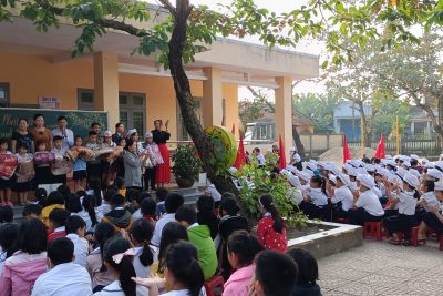 PHÁT QUÀ TẾT CUỐI NĂM CHO HỌC SINH KHÓ KHĂN