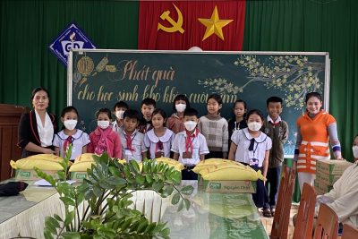 PHÁT QUÀ CHO HỌC SINH CHO HOÀN CẢNH KHÓ KHĂN CUỐI NĂM