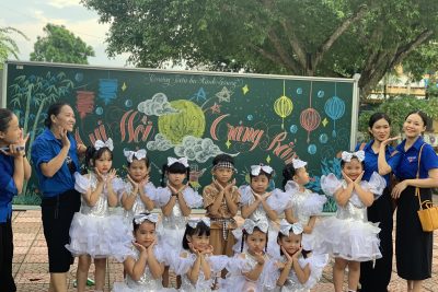 VUI HỘI TRĂNG RẰM CHO CÁC EM HỌC SINH TRƯỜNG TIỂU HỌC HÀNH TRUNG